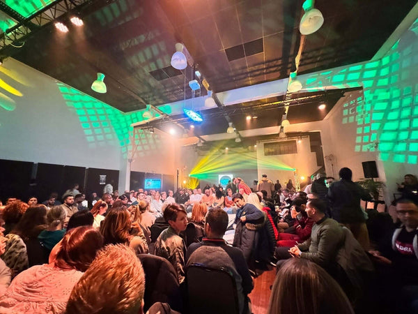 Eine perfekte Bühne im vollen Farbspektrum, Havre de Rire – französische Stand-up-Comedy