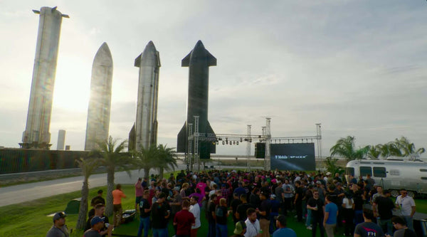 SHEHDS Bühnenbeleuchtung ausgewählt, um bahnbrechende T‑Mobile- und SpaceX-Pressekonferenz zu Konnektivität in Starbase zu beleuchten