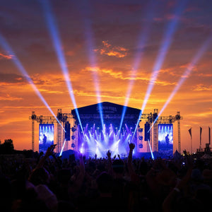 Tal como o calor do verão, a chuva e a luz solar alteram a sua estratégia de iluminação de palco ao ar livre