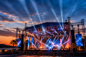 Cómo alimentar luces de escenario para exteriores: configuración de generador, batería y DMX