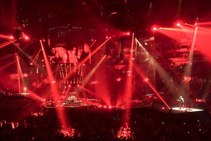 Can the Color of Light Affect Moods at Stage Performances?