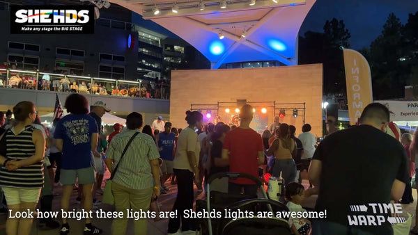 SHEHDS kooperiert mit Time Warp, um ein spektakuläres 80er- und 90er-Jahre-Konzert auf der Como Club Plaza zu illuminieren