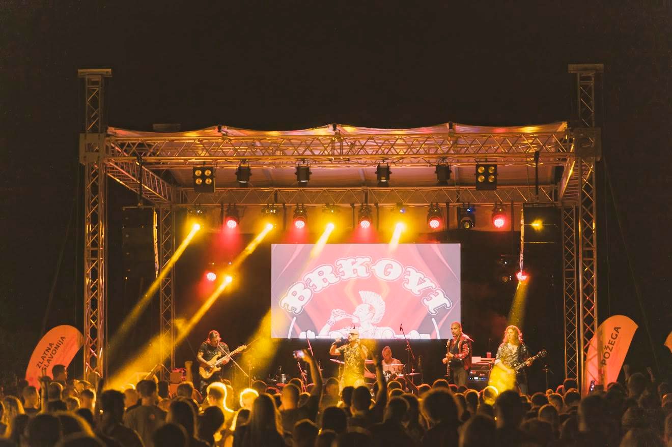 Shehds stage lights for an outdoor live