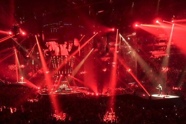 Can the Color of Light Affect Moods at Stage Performances?