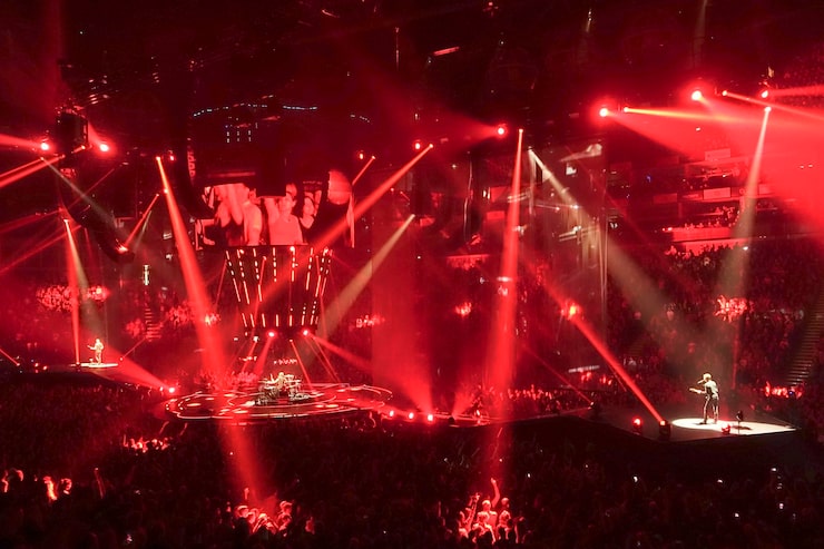 Can the Color of Light Affect Moods at Stage Performances?